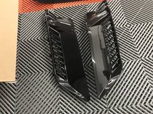 Load image into Gallery viewer, C7 Corvette Z06 Carbon Fiber HydroGraphics Front Fender Scoop Vents Grillles Inserts 2015-2019